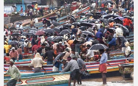 குளச்சலில் கடலுக்குச் செல்லும் மீனவர்கள்.