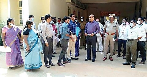 குடியாத்தம் ராஜகோபால் பாலிடெக்னிக் கல்லூரியில் வாக்கு எண்ணும் மையத்தை மாவட்ட ஆட்சியர் சண்முகசுந்தரம் நேற்று ஆய்வு செய்தார். அருகில், மாவட்ட வருவாய் அலுவலர் பார்த்தீபன் உள்ளிட்டோர்.