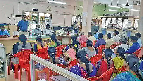 பண்ருட்டியில் வாக்குச்சாவடி நிலை  அலுவலர்களுக்கு  தேர்தல் பணிகள் தொடர்பான ஆய்வுக் கூட்டம் நடந்தது.