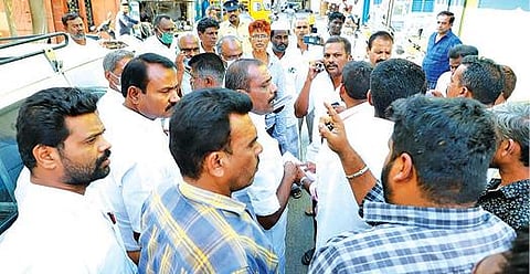 திமுகவினர் மீது போலீஸில் புகார் :