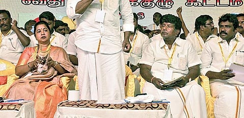 தூத்துக்குடியில் நடைபெற்ற அகில இந்திய சமத்துவ மக்கள் கட்சியின் மாநில பொதுக்குழுக் கூட்டத்தில் அக்கட்சியின் தலைவர்  சரத்குமார் பேசினார். படம்: என்.ராஜேஷ்