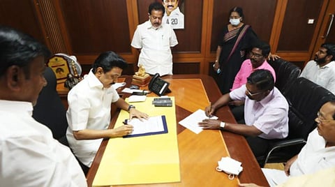 ஒப்பந்தத்தில் கையெழுத்திடும் ஸ்டாலின் - திருமாவளவன்