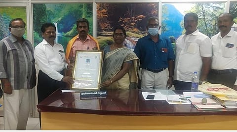 புதுக்கோட்டையில் ஆசிரியர் ரமேஷைப் பாராட்டுகிறார் மாவட்ட முதன்மைக் கல்வி அலுவலர் த.விஜயலட்சுமி.