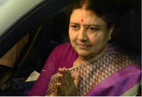 சசிகலா வீட்டின் முன் போராட்டம்: அரசியலுக்கு மீண்டும் வர வலியுறுத்தல்