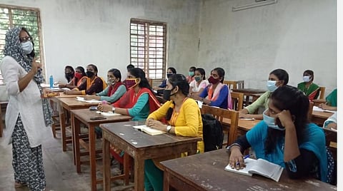 தேர்தலுக்காக ஆசிரியர்களைக் கரோனா தடுப்பூசி போடக் கட்டாயப்படுத்தக்கூடாது: தொடக்கப் பள்ளி ஆசிரியர் மன்றம் கோரிக்கை