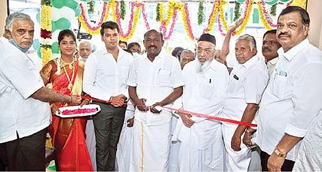 திருவண்ணாமலையில் கணேஷ் ஏஜென்சிஸ் அண்ட் எலெக்ட்ரானிக்ஸ் நிறுவனத்தை திறந்து வைத்த தமிழ்நாடு வணிகர் சங்கங்களின் பேரமைப்பு தலைவர் விக்கிரமராஜா.