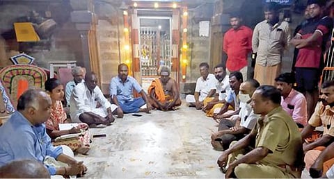 திருநெல்வேலி மாவட்டம் பழவூர் நாறும்பூநாதர் சுவாமி கோயிலில் திருவிழா நடத்துவது தொடர்பான ஆலோசனை கூட்டம் நடைபெற்றது.