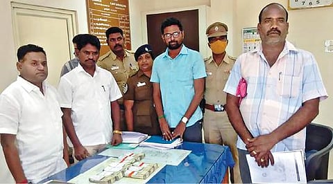 கிருஷ்ணகிரி மாவட்டம் தொகரப்பள்ளி கூட்டுரோடு பகுதியில் வாகனச் சோதனையின் போது பறிமுதல் செய்யப்பட்ட ரூ.4.94 லட்சத்தை தேர்தல் பறக்கும் படையினர், பர்கூர் வட்டாட்சியர் அலுவலகத்தில் ஒப்படைத்தனர்.