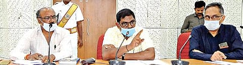 ஈரோடு மாவட்ட ஆட்சியர் அலுவலகத்தில் நடந்த வங்கியாளர்கள் கூட்டத்தில், மாவட்ட தேர்தல் அலுவலர் சி.கதிரவன் பேசினார்.