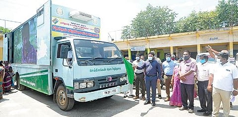 100 சதவீத வாக்குப்பதிவு நடைபெற இலக்கு நிர்ணயிக்கப்பட்டு விழிப்புணர்வு படக்காட்சி வாகனத்தை மாவட்ட தேர்தல் அலுவலர் சந்திரசேகர் சாகமூரி கடலூரில்  கொடியசைத்து  தொடக்கி வைத்தார்.