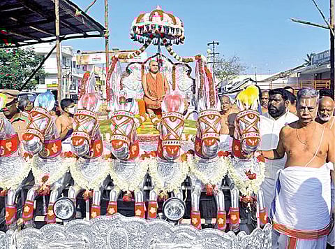 மன்னார்குடி ராஜகோபால சுவாமி கோயிலுக்கு நேற்று அலங்கார ரதத்தில் அழைத்து வரப்பட்ட காஞ்சி சங்கராச்சாரியார்  விஜயேந்திர சரஸ்வதி சுவாமிகள்.
