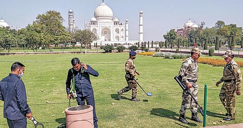 டெல்லியை அடுத்த ஆக்ராவில் உள்ள தாஜ்மகால் வளாகத்தில் வெடிகுண்டு வைக்கப்பட்டுள்ளதாக மர்ம நபர் ஒருவர் நேற்று தொலைபேசி மூலம் மிரட்டல் விடுத்தார். இதையடுத்து, அங்கிருந்தவர்களை உடனடியாக வெளியேற்றிவிட்டு நிபுணர்கள் அப்பகுதியை சோதனையிட்டனர். ஆனால் இது வெறும் புரளி என தெரியவந்தது.படம்: பிடிஐ
