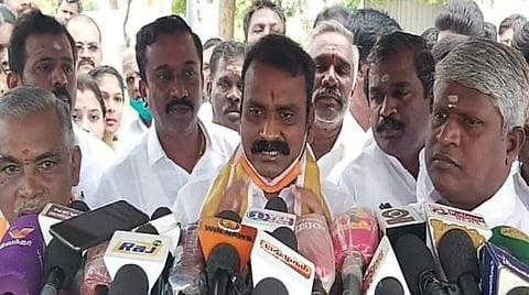 தூத்துக்குடி விமான நிலையத்தில் தமிழக பாஜக தலைவர் எல்.முருகன் செய்தியாளர்களுக்குப் பேட்டியளித்தார்.