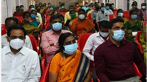 தூத்துக்குடி அரசு மருத்துவக் கல்லூரி மருத்துவமனையில் நடைபெற்ற கரோனா தடுப்பூசி விழிப்புணர்வு நிகழ்ச்சியில் மாவட்ட ஆட்சியர் கி.செந்தில் ராஜ் கலந்து கொண்டார் | படம்: என்.ராஜேஷ்