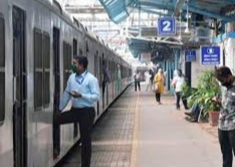 கரோனா பரவலை தடுக்கவே ரயில் நிலைய பிளாட்பார்ம் டிக்கெட் விலை உயர்வு: ரயில்வே விளக்கம்