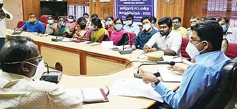 திருநெல்வேலி மாவட்டத்தில் 5 தொகுதிகளில் பதிவாகும் வாக்குகளை எண்ணுவது, வாக்கு எண்ணிக்கை மையத்தில் மேற்கொள்ள வேண்டிய முன்னேற்பாடு பணிகள், தபால் வாக்குகளை கையாள்வது தொடர்பான ஆலோசனை கூட்டம் ஆட்சியர் வே. விஷ்ணு தலைமையில் நடைபெற்றது. படம் அ. ஷேக்முகைதீன்