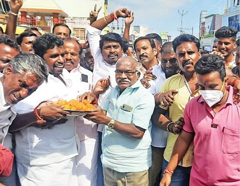 விழுப்புரம் தொகுதியில் அமைச்சர் சி.வி. சண்முகம் போட்டியிடுவதை கொண்டாடும் விதமாக அதிமுகவினர் இனிப்பு வழங்கினர்.