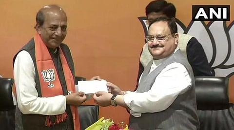 பாஜகவில் இணைந்த தினேஷ் திரிவேதிக்கு உறுப்பினர் அட்டையை வழங்கிய தேசியத் தலைவர் ஜே.பி.நட்டா: படம் | ஏஎன்ஐ.