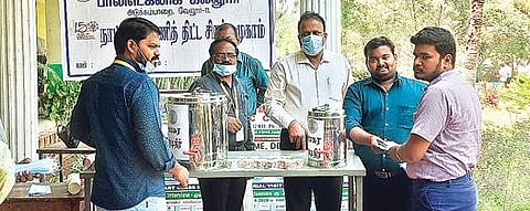 வேலூர்  வெங்கடேஸ்வரா பாலிடெக்னிக் கல்லூரி மாணவர்களுக்கு கபசுர குடிநீர் மற்றும் மூலிகை முகக்கவசங்களை வழங்கிய சித்த மருத்துவர் பாஸ்கர். அருகில், கல்லூரி தலைவர் ரமேஷ் உள்ளிட்டோர்.