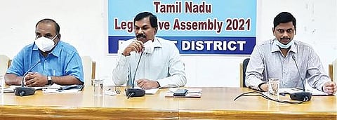 ராணிப்பேட்டை மாவட்ட ஆட்சியர் அலுவலக கூட்டரங்கில் வரும் சட்டப்பேரவை தேர்தலில் பணியாற்ற உள்ள மண்டல அலுவலர்கள், வருவாய் ஆய்வாளர்களுக்கான பயிற்சி வகுப்பு நேற்று நடைபெற்றது. இதனை, ஆட்சியர் கிளாட்ஸ்டன் புஷ்பராஜ் தொடங்கி வைத்து பேசினார்.