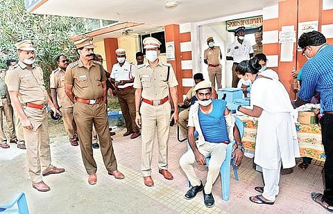 தேர்தல் பணியில் ஈடுபடவுள்ள காவல் துறையினருக்கு, வேலூர் நேதாஜி விளையாட்டு மைதானத்தில் நேற்று கரோனா தடுப்பூசி போடப்பட்டது. படம்:வி.எம்.மணிநாதன்.