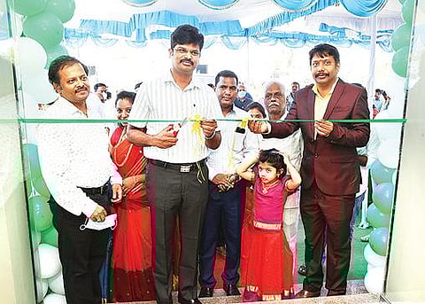 வேலூரில் தம்ரோ பர்னிச்சர்ஸ் பிரத்யேக ஷோரூமை திறந்து வைத்த விஐடி துணைத் தலைவர் ஜி.வி.செல்வம்.