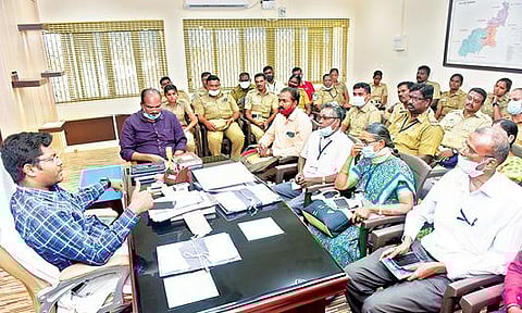 வேலூர் சட்டப்பேரவை தொகுதிக்கு உட்பட்ட பறக்கும் படை மற்றும் தேர்தல் நிலை கண்காணிப்பு குழுவினருடன் ஆலோசனை நடத்திய கோட்டாட்சியர் கணேஷ். அருகில், வட்டாட்சியர் ரமேஷ் உள்ளிட்டோர். படம்: வி.எம்.மணிநாதன்.