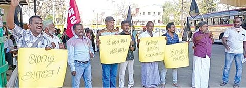 திருநெல்வேலி வண்ணார்பேட்டையில் தமிழ்நாடு விவசாயிகள் சங்கம் சார்பில் ஆர்ப்பாட்டம் நடைபெற்றது. படம்: மு.லெட்சுமி அருண்