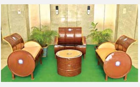 தூத்துக்குடி மாநகராட்சி பணியாளர்கள் பழைய டிரம்களைக் கொண்டு உருவாக்கிய கலைநயம் மிக்க ஷோபா செட்.   படங்கள்: என்.ராஜேஷ்