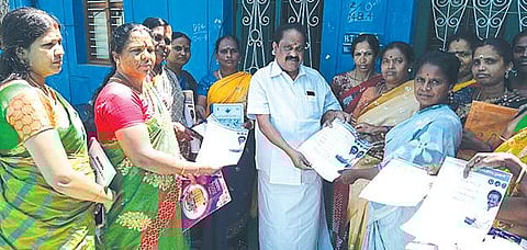 சிவகங்கையில் திமுக சார்பில் நடந்த மகளிர் குழுக்கள் கூட்டத்தில் மனுக்களை பெற்ற நகரச் செயலாளர் துரைஆனந்த்.