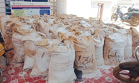 காளையார்கோவில் ஒன்றிய அலுவலகத்தில் வீணாகி வரும் பிளீச்சிங் பவுடர் மூட்டைகள்.