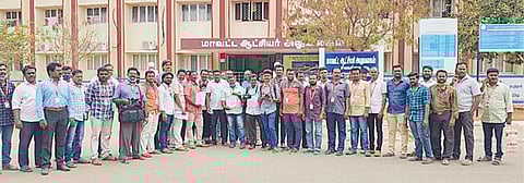 சிவகங்கை மாவட்ட ஆட்சியர் அலுவலகத்தை முற்றுகையிட்ட வீடியோகிராபர்கள்.