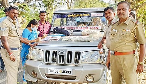 சிவகங்கை அருகே இலந்தங்குடிப்பட்டியில் வாகனச் சோதனையில் ரூ.17.19 லட்சத்தை பறிமுதல் செய்த தேர்தல் அதிகாரிகள்.