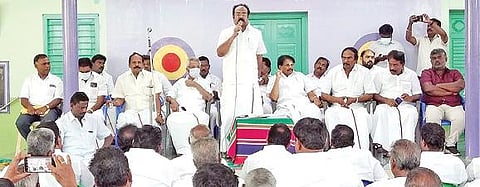 திமுக அவசர செயற்குழுக் கூட்டத்தில் பேசிய மாவட்டச் செயலர் தங்கம் தென்னரசு எம்.எல்.ஏ. அருகில் மாவட்டச் செயலர் சாத்தூர் ராமச்சந்திரன் உள்ளிட்டோர்.