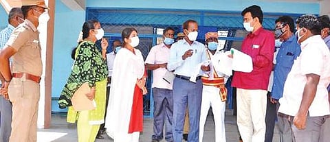 திருக்கோவிலூர் கபிலர் அரசு ஆண்கள் மேல்நிலைப்பள்ளியில் தேர்தல் முன்னேற்பாடுகள் குறித்து ஆட்சியர் அண்ணாதுரை ஆய்வு மேற்கொண்டார்.