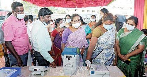 காஞ்சிபுரம் பேருந்து நிலையத்தில் மாதிரி வாக்குப் பதிவை தொடங்கி வைக்கிறார் மாவட்ட ஆட்சியர் மகேஸ்வரி.