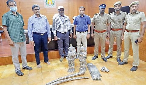 வாகன சோதனையின்போது நேற்று பறிமுதல் செய்யப்பட்ட 60 கிலோ எடை கொண்ட வெண்கலச் சிலைகளுடன் வருவாய்த் துறையினர் மற்றும் போலீஸார்.