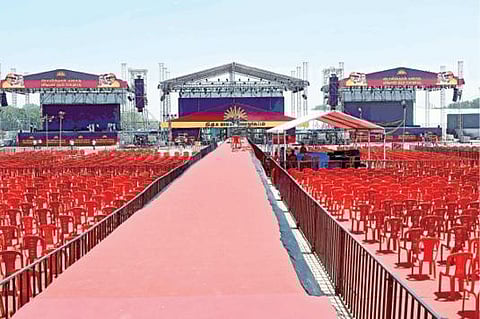 திமுக சார்பில் திருச்சி சிறுகனூரில் இன்று நடைபெற உள்ள திமுக பொதுக் கூட்டத்துக்காக அமைக்கப்பட்டுள்ள பிரம்மாண்ட மேடை மற்றும் இருக்கைகள்.படம்: ஜி.ஞானவேல்முருகன்