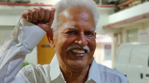 கவிஞர் வரவர ராவ் விடுதலை: பாஸ்போர்ட்டை ஒப்படைக்க உத்தரவு