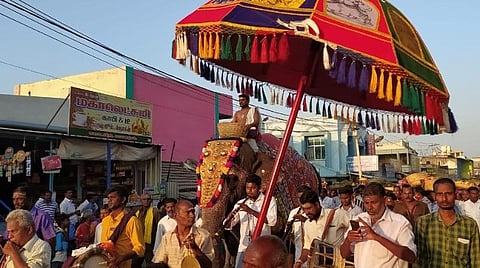 திருச்சி சமயபுரம் அருள்மிகு மாரியம்மன் திருக்கோயில் பூச்சொரிதல் விழாவுக்காக பூத்தட்டுகளுடன் நடைபெற்ற ஊர்வலம்.