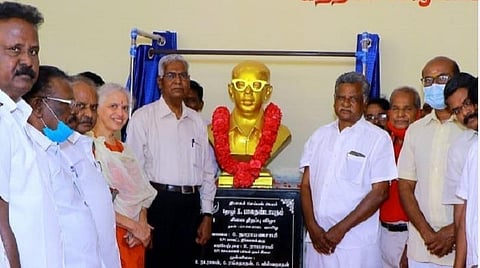 கோவை பீளமேடு பகுதியில் நடைபெற்ற பொதுவுடமை இயக்க தலைவர் கே.பாலதண்டாயுதம் சிலை திறப்பு விழாவில் கலந்துகொண்ட இந்திய கம்யூனிஸ்ட் கட்சியின் மாநிலசெயலாளர் இரா.முத்தரசன், கட்சியின் தேசிய பொதுச்செயலாளர் து.ராஜா உள்ளிட்டோர்.