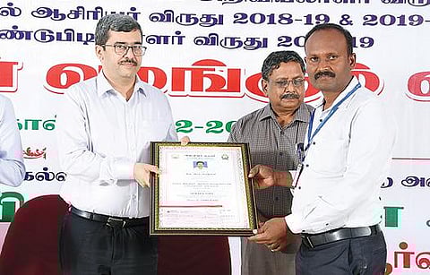 செங்கம் ஆசிரியர் இரா.தமிழ்கனிக்கு சிறந்த அறிவியல் ஆசிரியர் விருது வழங்கிய உயர்கல்வி துறை முதன்மை செயலாளர் ராஜேஷ்லகானி.