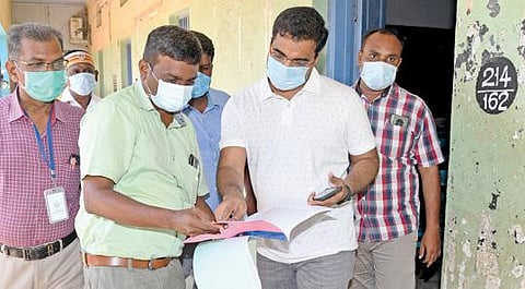 தூத்துக்குடி காரப்பேட்டை நாடார் ஆண்கள் மேல்நிலைப்பள்ளியில் அமைக்கப்பட்டுள்ள வாக்குச்சாவடியை மாவட்ட தேர்தல் அதிகாரியான  ஆட்சியர் கி.செந்தில் ராஜ்  ஆய்வு செய்தார். படம்: என்.ராஜேஷ்