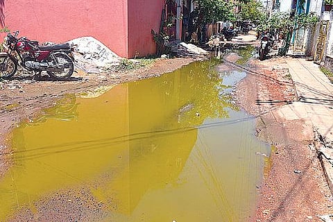 பாதாள சாக்கடை அடைப்பு காரணமாக தெருவில் பெருக்கெடுத்து ஓடும் கழிவுநீர். (வலது) கழிவு நீர் கலந்து வந்த குடிநீரை பாட்டிலில் பிடித்துக் காண்பிக்கும் பெண். படங்கள்: எஸ்.கிருஷ்ணமூர்த்தி