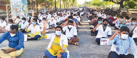 தமிழக அரசு அறிவித்த ஆணையின்படி கட்டணம் வசூலிக்க வலியுறுத்தி சிதம்பரம் ராஜா முத்தையா மருத்துவக்கல்லூரி மாணவர்கள் நேற்று 10-வது நாளாக ஆர்ப்பாட்டத்தில் ஈடுபட்டனர்.