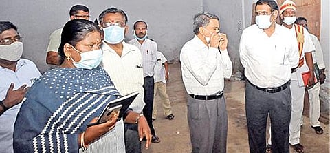 திருவள்ளூர் மாவட்டத்தில் உள்ள 10 சட்டப்பேரவை தொகுதிகளுக்கு அனுப்புவதற்கான வாக்குப்பதிவு இயந்திரங்கள் உள்ளிட்டவற்றை குலுக்கல் முறையில் தேர்வு செய்யும் பணி நேற்று நடைபெற்றது. இப்பணியை மாவட்ட தேர்தல் அலுவலர் பொன்னையா தொடங்கி வைத்து, பார்வையிட்டார்.