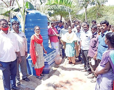 திருவள்ளூர் அருகே  அரியத்தூர் ஊராட்சியில் வசிக்கும் இருளர் இன மக்களுக்கு அகில இந்திய இன்சூரன்ஸ் ஊழியர் சங்கம் சார்பில் குடிநீர் வசதி ஏற்படுத்தித் தரப்பட்டது.