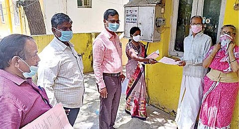 சோழிங்கநல்லூர் தொகுதி கொட்டிவாக்கம், வெங்கடேஷ்வர் நகர் பகுதியில் ஆட்சியர் அ. ஜான் லூயிஸ் வீடு வீடாகச்  சென்று  '12'டி படிவம்  வழங்கும் பணியைத்  தொடங்கி வைத்து ஆய்வு மேற்கொண்டார்.