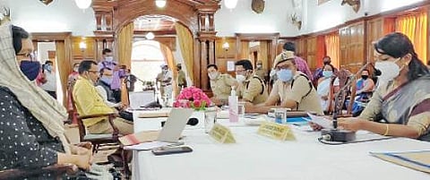 சட்டப்பேரவைத் தேர்தலையொட்டி உதகையில் நடைபெற்ற ஆலோசனைக் கூட்டத்தில் பங்கேற்ற தமிழகம், கேரளா, கர்நாடகா மாநிலங்களைச் சேர்ந்த மாவட்ட ஆட்சியர்கள், காவல் கண்காணிப்பாளர்கள் மற்றும் அதிகாரிகள். படம்: ஆர்.டி.சிவசங்கர்