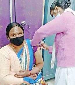 உதகை அரசு மருத்துவமனையில் நேற்று கரோனா தடுப்பூசி போட்டுக் கொண்ட தேர்தல் பணி ஊழியர்.